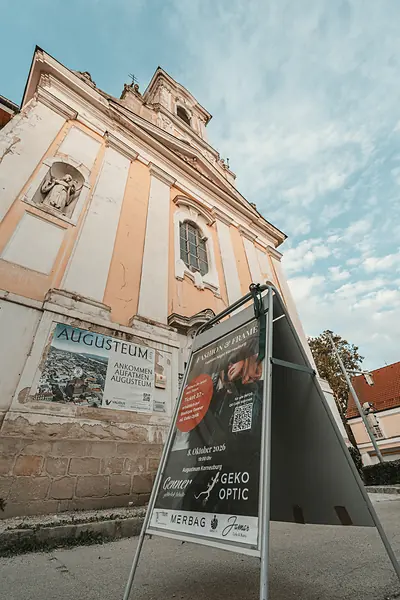 Augusteum Korneuburg von außen mit Fashion-&-Frame-Aufsteller
